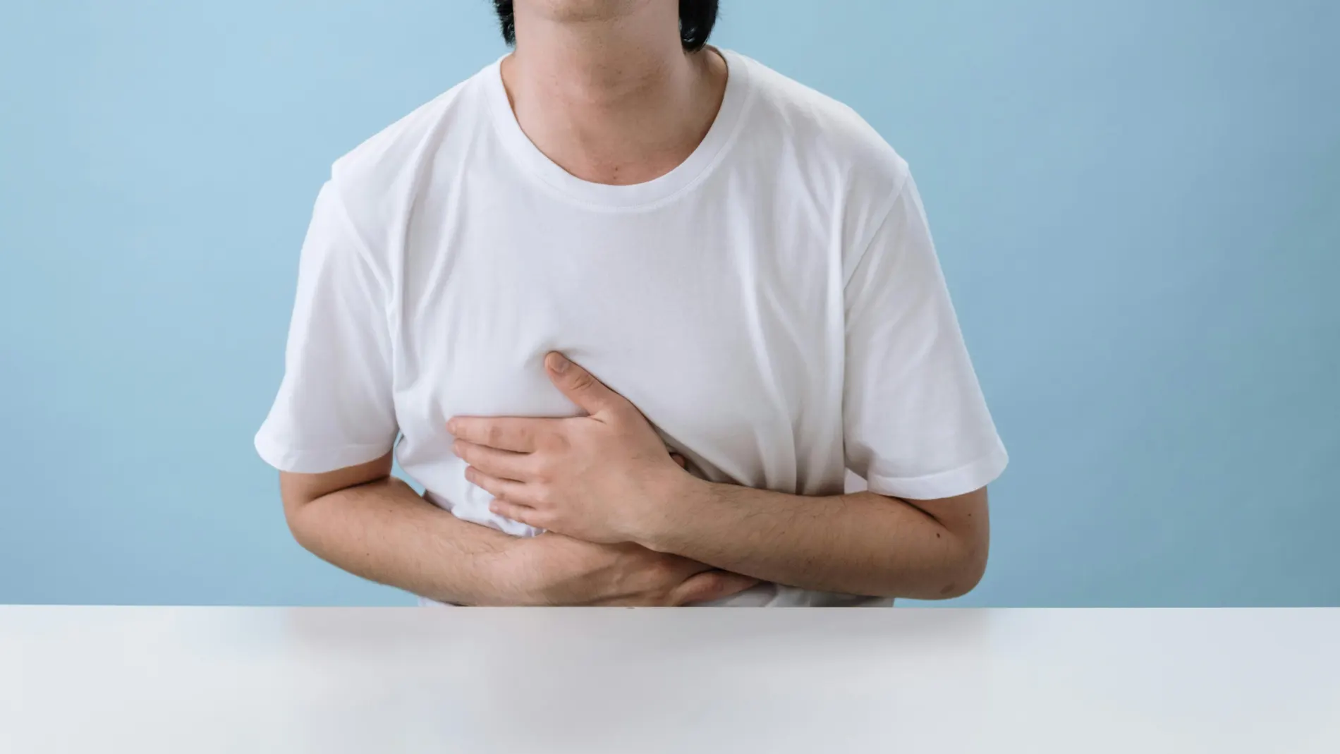 Imagen de una persona con nauseas. Imagen de una persona con nauseas.