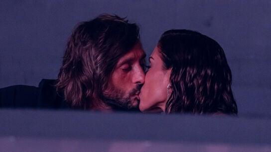El beso entre Antonio Revilla e Hiba Abouk