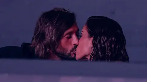 El beso entre Antonio Revilla e Hiba Abouk El beso entre Antonio Revilla e Hiba Abouk