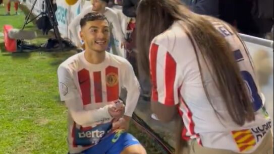 Israel Garc&iacute;a pide matrimonio sobre el c&eacute;sped tras el Barbastro-Bar&ccedil;a