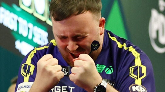 Luke Littler celebra el t&iacute;tulo mundial de dardos