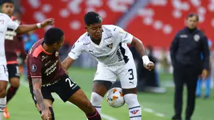 El futbolista ecuatoriano Richard Mina pelea una balón El futbolista ecuatoriano Richard Mina pelea una balón