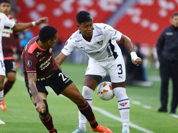El futbolista ecuatoriano Richard Mina pelea una balón