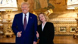 Una imagen de archivo proporcionada por la Oficina de Prensa del Palacio Chigi (Palazzo Chigi) muestra a la primera ministra italiana Giorgia Meloni con el presidente electo de EE UU