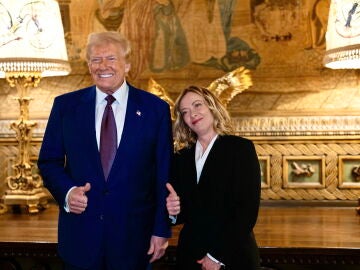 Una imagen de archivo proporcionada por la Oficina de Prensa del Palacio Chigi (Palazzo Chigi) muestra a la primera ministra italiana Giorgia Meloni con el presidente electo de EE UU