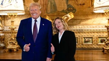 Una imagen de archivo proporcionada por la Oficina de Prensa del Palacio Chigi (Palazzo Chigi) muestra a la primera ministra italiana Giorgia Meloni con el presidente electo de EE UU