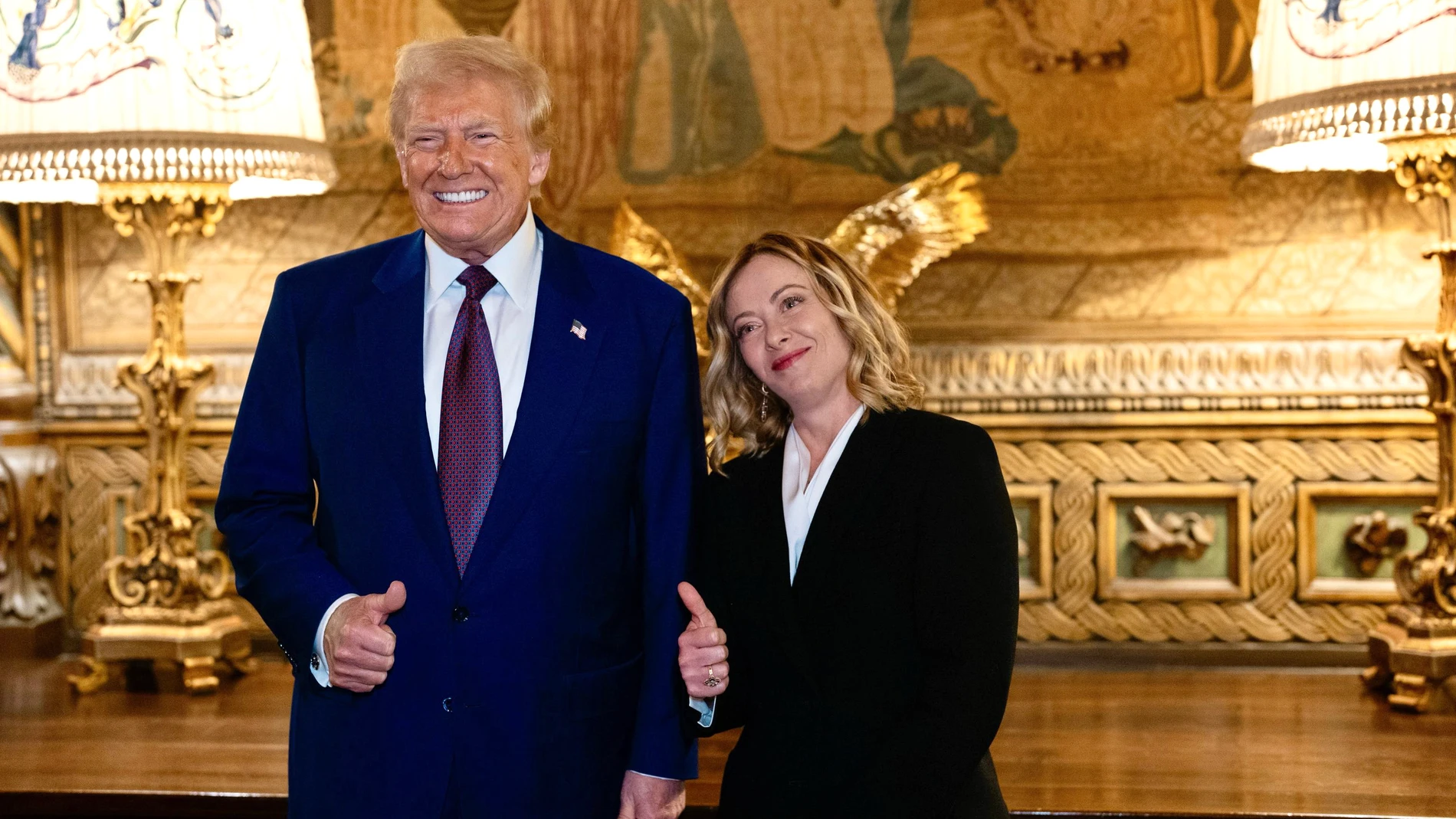 Una imagen de archivo proporcionada por la Oficina de Prensa del Palacio Chigi (Palazzo Chigi) muestra a la primera ministra italiana Giorgia Meloni con el presidente electo de EE UU Una imagen de archivo proporcionada por la Oficina de Prensa del Palacio Chigi (Palazzo Chigi) muestra a la primera ministra italiana Giorgia Meloni con el presidente electo de EE UU