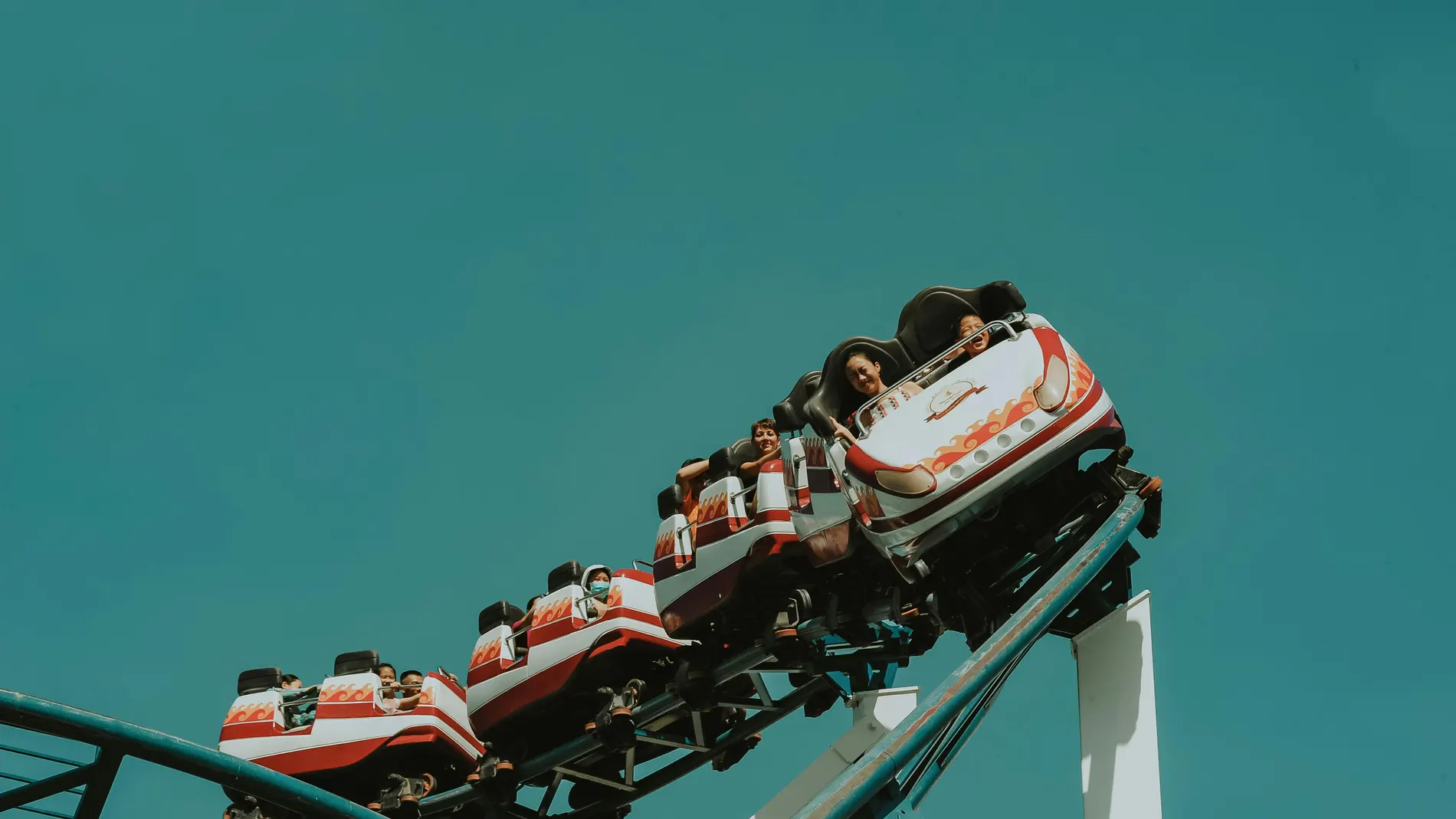 Imagen de archivo de una montaña rusa. Imagen de archivo de una montaña rusa.