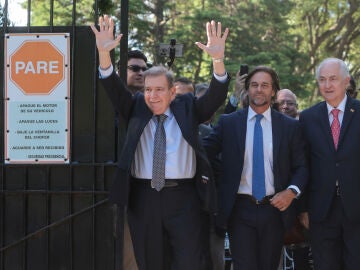 Edmundo González Urrutia saludando a simpatizantes junto al presidente de Uruguay, Luis Lacalle Pou, este sábado, en Montevideo.