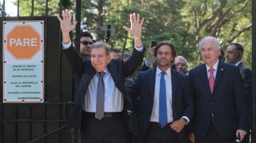 Edmundo González Urrutia saludando a simpatizantes junto al presidente de Uruguay, Luis Lacalle Pou, este sábado, en Montevideo.