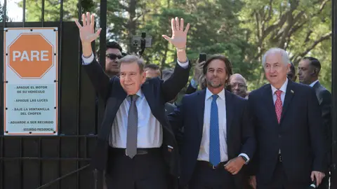 Edmundo González Urrutia saludando a simpatizantes junto al presidente de Uruguay, Luis Lacalle Pou, este sábado, en Montevideo. Edmundo González Urrutia saludando a simpatizantes junto al presidente de Uruguay, Luis Lacalle Pou, este sábado, en Montevideo.