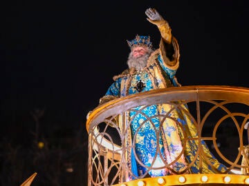 Imagen de la tradicional cabalgata de los Reyes Magos, que desfila este domingo por el centro de la ciudad de Madrid.