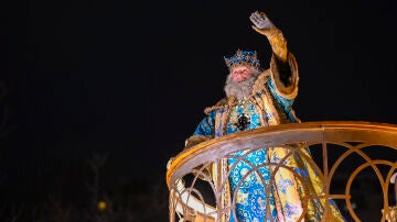 Imagen de la tradicional cabalgata de los Reyes Magos, que desfila este domingo por el centro de la ciudad de Madrid.