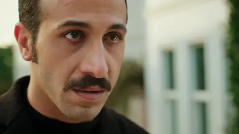 Orhan arremete contra Abidin por no acompañar a Ferit: "¿Te hemos contratado para hacer de espantapájaros?" Orhan arremete contra Abidin por no acompañar a Ferit: "¿Te hemos contratado para hacer de espantapájaros?"