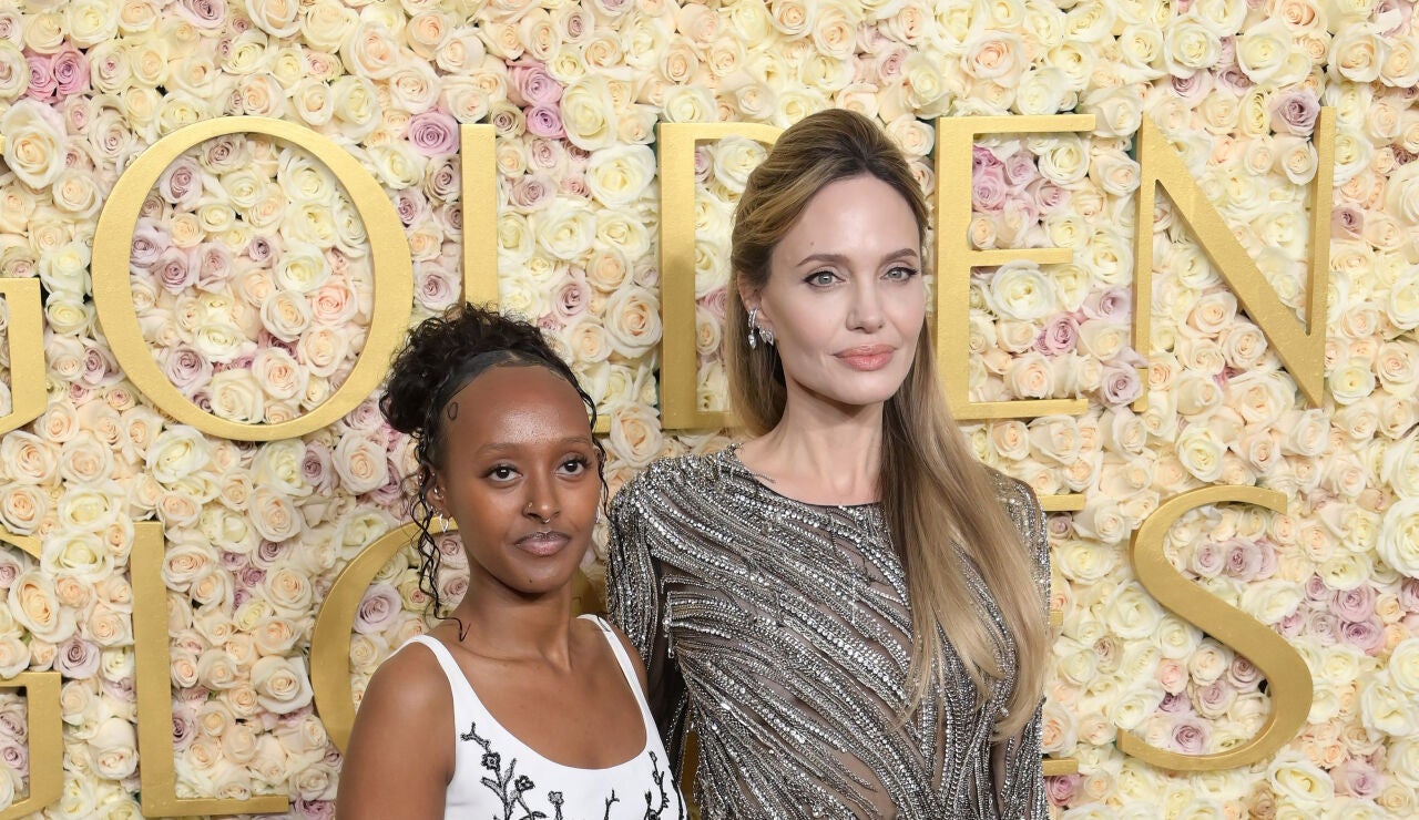 Angelina Jolie y su hija Zahara en los Globos de Oro 2025