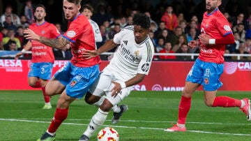 Endrick disputando un balón en Copa del Rey