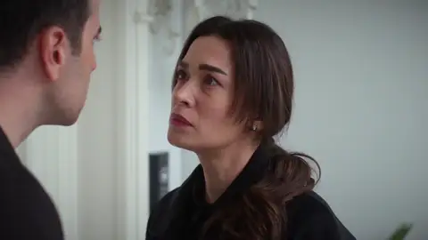 Selim prohíbe a Rengin entrar al funeral de su padre, pero ella le planta cara: “No voy a renunciar a la herencia” Selim prohíbe a Rengin entrar al funeral de su padre, pero ella le planta cara: “No voy a renunciar a la herencia”