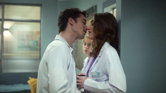 ¡Pillados! Bahar sorprender a Seren y Aziz Uras a punto de besarse ¡Pillados! Bahar sorprender a Seren y Aziz Uras a punto de besarse