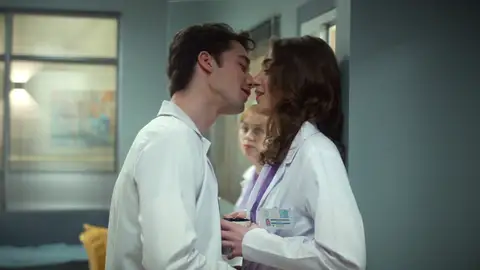 ¡Pillados! Bahar sorprender a Seren y Aziz Uras a punto de besarse ¡Pillados! Bahar sorprender a Seren y Aziz Uras a punto de besarse