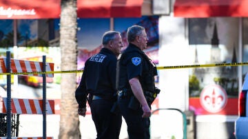 Imagen de los agentes de policía investigando la escena después del atentado en Nueva Orleans.