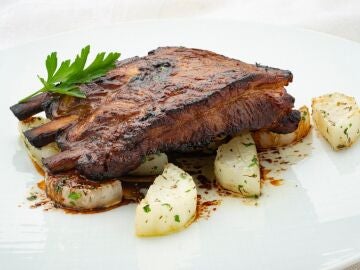 Karlos Argui&ntilde;ano: receta f&aacute;cil de costilla de cerdo con nabos asados