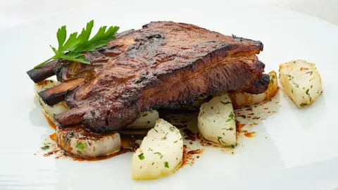 Karlos Arguiñano: receta fácil de costilla de cerdo con nabos asados Karlos Arguiñano: receta fácil de costilla de cerdo con nabos asados