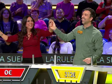JotaEle se mete tanto en el papel romántico… ¡que olvida resolver el panel! JotaEle se mete tanto en el papel romántico… ¡que olvida resolver el panel!
