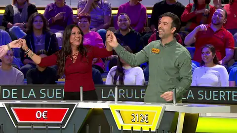 JotaEle se mete tanto en el papel romántico… ¡que olvida resolver el panel! JotaEle se mete tanto en el papel romántico… ¡que olvida resolver el panel!
