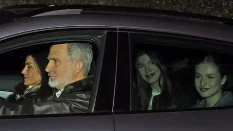 Los Reyes junto a la Princesa Leonor y la Infanta Sofía Los Reyes junto a la Princesa Leonor y la Infanta Sofía