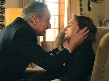 Don Pedro descubre que su mujer se ha quitado la vida y encuentra una triste carta de despedida junto a ella: &ldquo;Perd&oacute;name&rdquo;