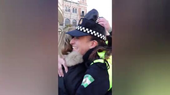 La Polic&iacute;a Local de Sevilla salva la vida de una mujer que se atragant&oacute; con un casta&ntilde;a: "No me entraba el aire, lo ojos se me sal&iacute;an"