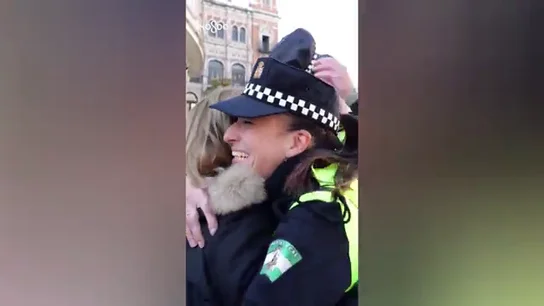 La Policía Local de Sevilla salva la vida de una mujer que se atragantó con un castaña: "No me entraba el aire, lo ojos se me salían" La Policía Local de Sevilla salva la vida de una mujer que se atragantó con un castaña: "No me entraba el aire, lo ojos se me salían"