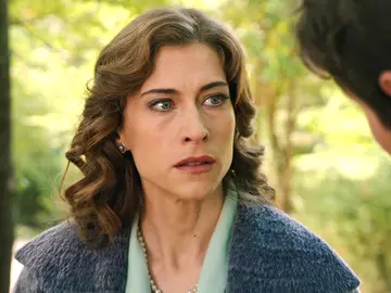 El matón vuelve a amenazar a Marta… ¡sabe que ella es la mujer con la que Fina estaba en el parque! El matón vuelve a amenazar a Marta… ¡sabe que ella es la mujer con la que Fina estaba en el parque!