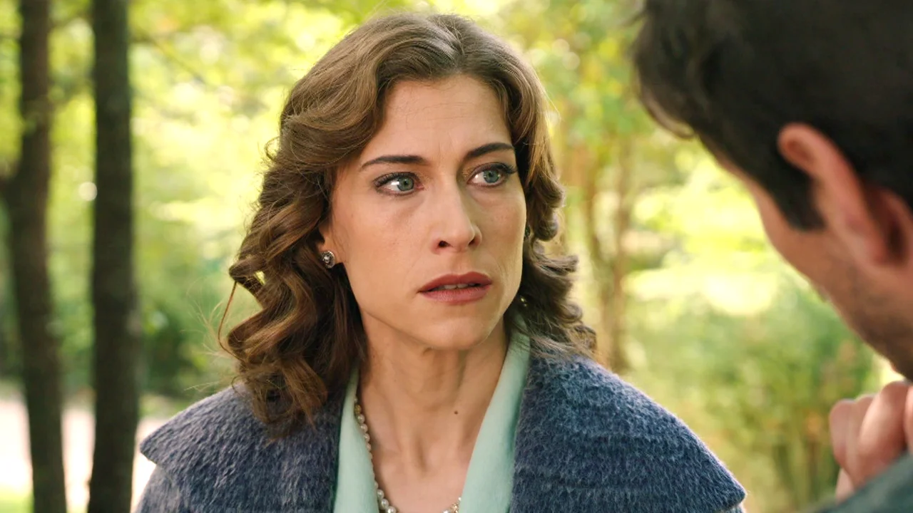 El matón vuelve a amenazar a Marta… ¡sabe que ella es la mujer con la que Fina estaba en el parque!