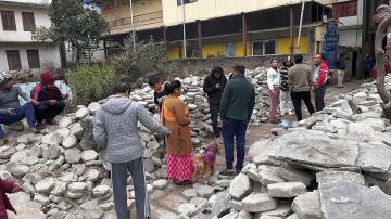 Nepalíes fuera de sus casas después de un terremoto en China, cerca de la frontera con Nepal