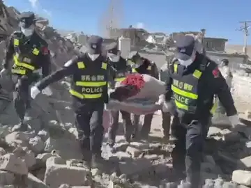 Al menos 126 muertos y más de un centenar de heridos en un terremoto de magnitud 7 en el Tíbet Al menos 126 muertos y más de un centenar de heridos en un terremoto de magnitud 7 en el Tíbet