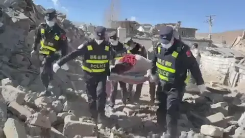 Al menos 126 muertos y más de un centenar de heridos en un terremoto de magnitud 7 en el Tíbet Al menos 126 muertos y más de un centenar de heridos en un terremoto de magnitud 7 en el Tíbet