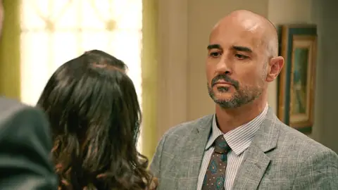 Jesús le planta cara a Digna al descubrir Patricia Lambert está en el bando de los Merino Jesús le planta cara a Digna al descubrir Patricia Lambert está en el bando de los Merino