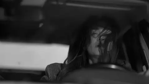 El intento desesperado de Rengin por frenar la verdad termina en tragedia: sufre un accidente de tráfico fatal El intento desesperado de Rengin por frenar la verdad termina en tragedia: sufre un accidente de tráfico fatal