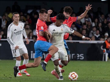 Endrick disputando un balón ante la Deportiva Minera