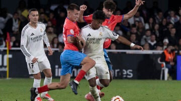 Endrick disputando un balón ante la Deportiva Minera