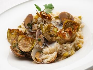 Arroz con alcachofas y almejas