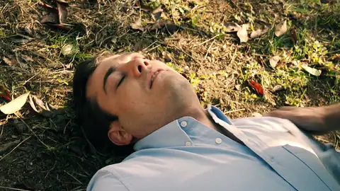 Tasio, herido tras recibir un disparo del matón para proteger a su padre Tasio, herido tras recibir un disparo del matón para proteger a su padre