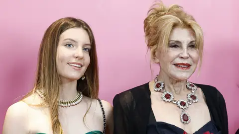 Carmen Thyssen con su madre, Tita Cervera, en un photocall Carmen Thyssen con su madre, Tita Cervera, en un photocall