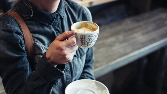 Mujer tomando caf&eacute;
