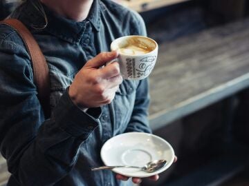 Mujer tomando caf&eacute;
