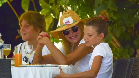 Sabina, con su hermana Carmen y su madre, Tita Cervera Sabina, con su hermana Carmen y su madre, Tita Cervera