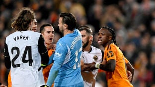 Los jugadores del Valencia y el Real Madrid se encaran en Mestalla
