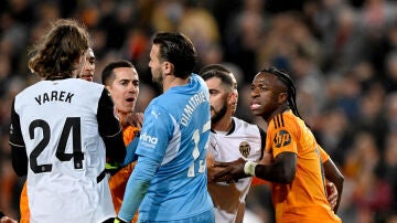 Los jugadores del Valencia y el Real Madrid se encaran en Mestalla