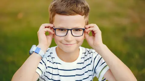 Niño con gafas Niño con gafas